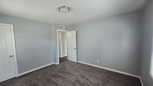 Building Photo - 1566 Thalia Ave
