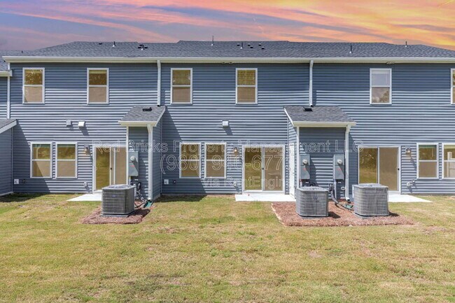 Building Photo - 4135 Smt Wds Dr