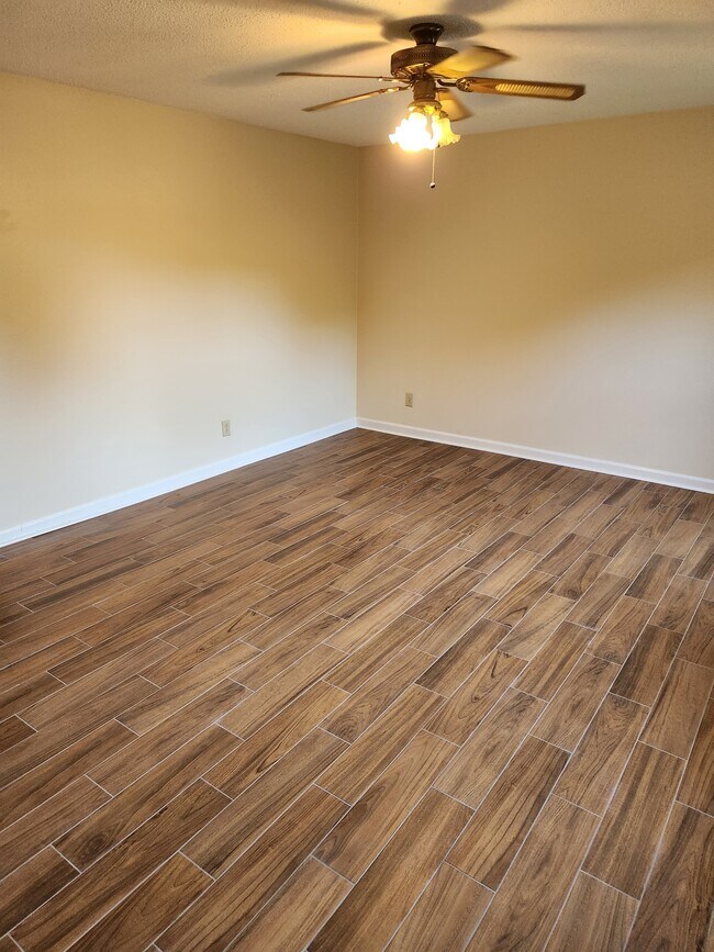 Building Photo - 1860 Lowe St