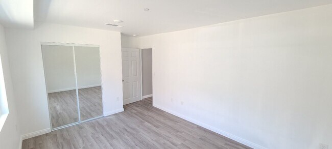 Building Photo - ROW (916)