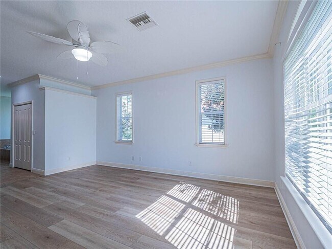 Building Photo - 5836 Pine Ridge Cir