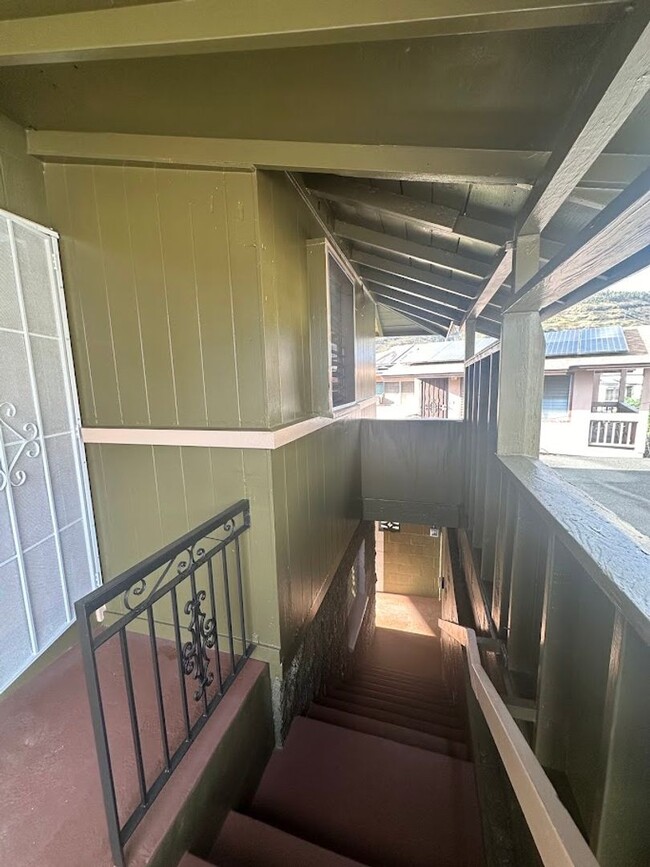 Building Photo - KALIHI UKA House 6 bedrooms, 2 full bath a...