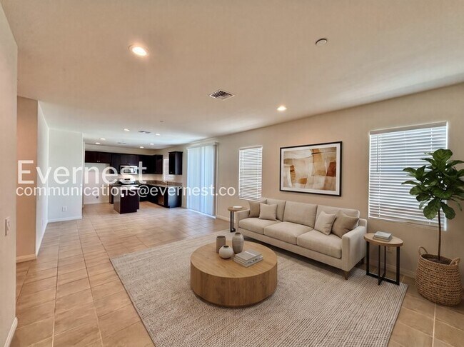 Building Photo - 4 Bed/3 Bath Home with Fenced Yard & Garage / Vouchers Accepted / Available Now!
