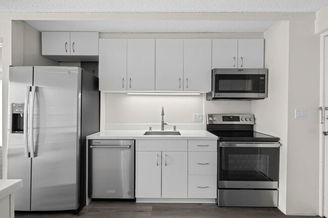 Building Photo - Beautifully upgraded 1-bedroom, 1-bath with Parking $2,300 includes utilities & WIFI