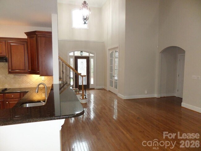 Building Photo - 421 Greenbay Rd