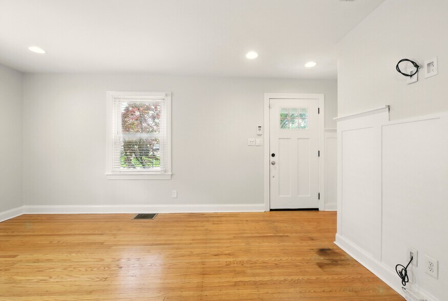 Building Photo - 421 Marquette Dr