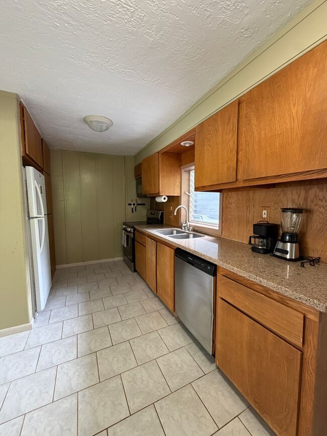 Building Photo - 529 Wainaku St