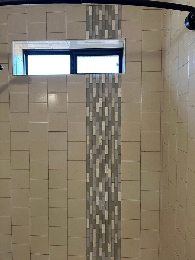 Building Photo - Modern, updated 3B/2B with fenced yard and sun room in Cottonwood