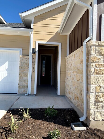 Building Photo - 10717 Charger Wy