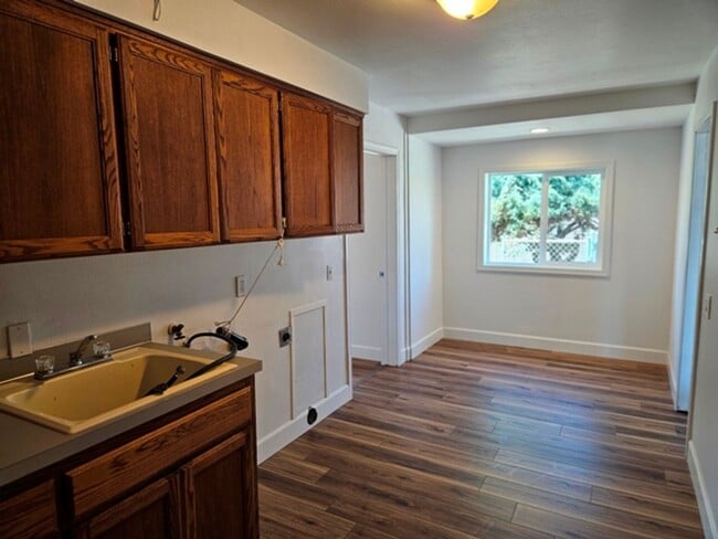 Building Photo - 3Bd/2Ba Single Story Home-For viewing!