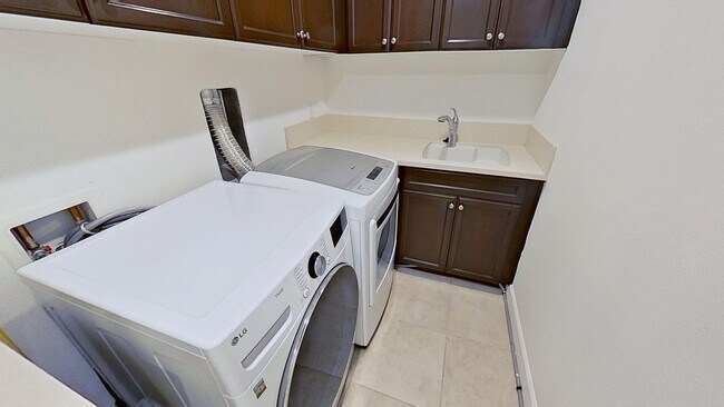 Building Photo - Gorgeous 3 Bedroom 2.5 Bath Townhome