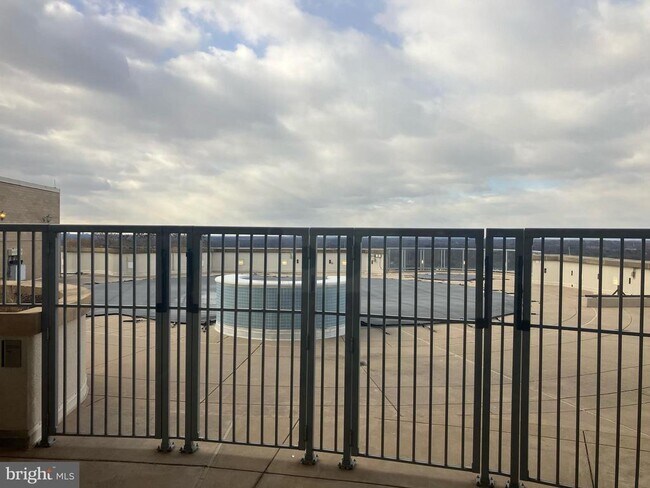 Building Photo - 5750 Bou Ave