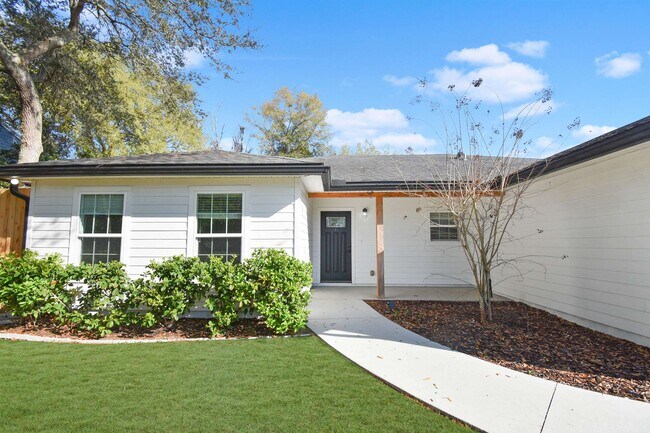 Building Photo - 101 Azalea Rd