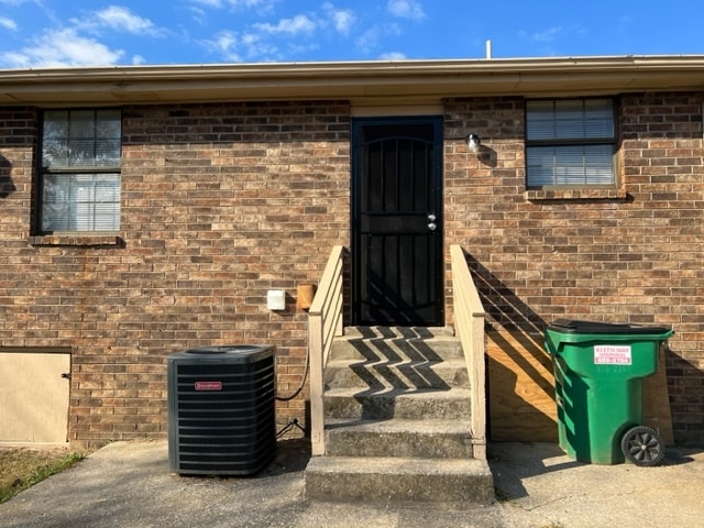 Building Photo - 305 Hawk View Ct