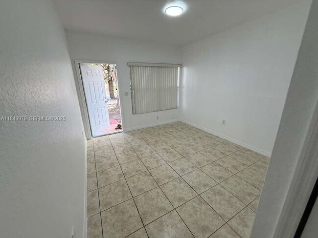 Building Photo - 820 SW 6th Ct