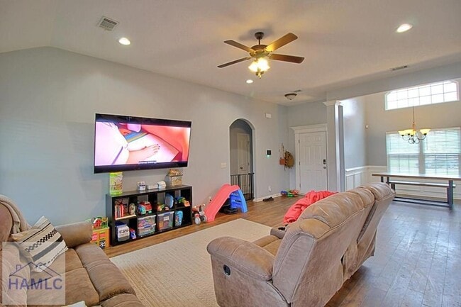 Building Photo - 452 Huntington Dr