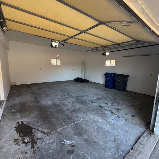 Building Photo - Spacious 3-Bedroom Home on Half-Acre Lot in Top-Rated Pleasant Valley School District!