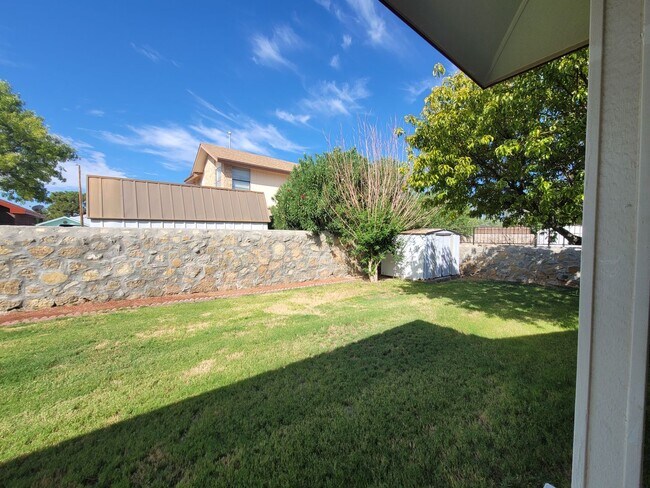 Building Photo - Ready to View!!