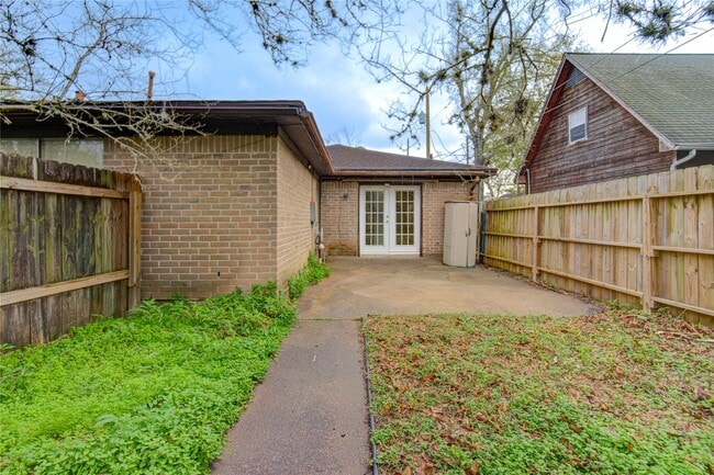 Building Photo - 212 Quaker Dr