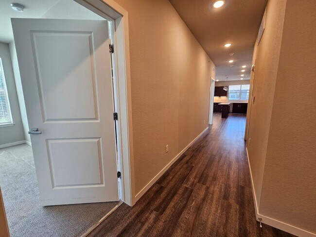 Building Photo - Gorgeous and Bright 2 Bed 2 Bath Large 3rd...