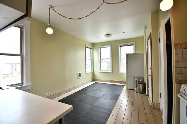 Building Photo - 22 Alder St