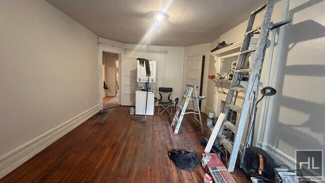 Building Photo - LARGE AND BRIGHT 1 BEDROOM / WITH LARGE BA...