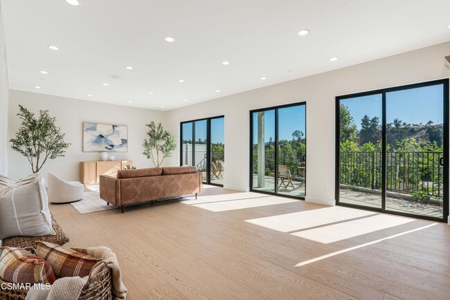 Building Photo - 252 Capri Dr