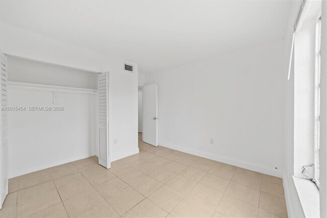 Building Photo - 525 W 69th St