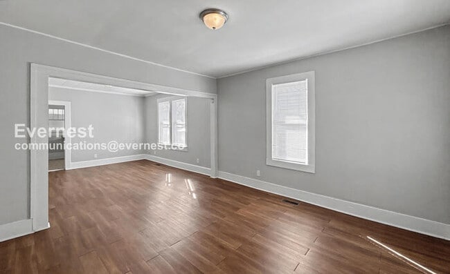 Building Photo - 3 Bed, 1 Bath Home with Off-Street Parking / Pet-Friendly / Available Now!