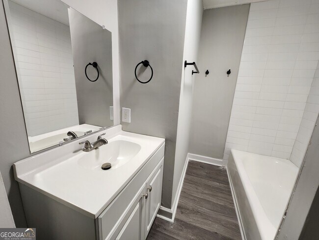 Building Photo - 4120 Fairview Dr