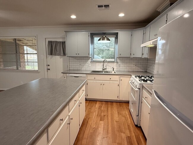 Building Photo - 204 Meadow Ln