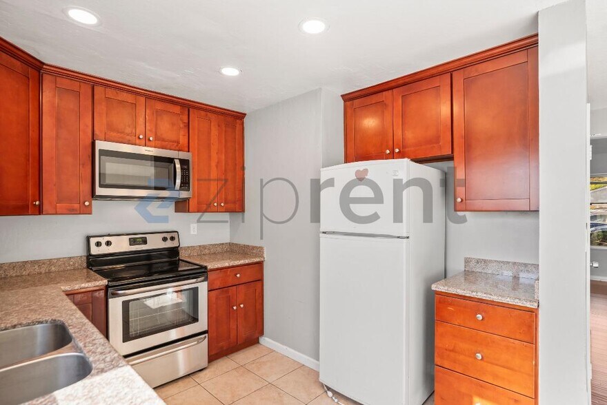 Building Photo - 38605 Royal Ann Common