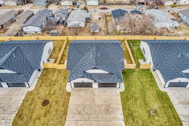 Building Photo - Gorgeous Town Home with Garage & Fenced Ya...