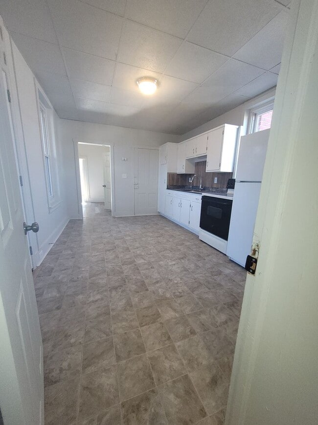 Building Photo - 223 Main St