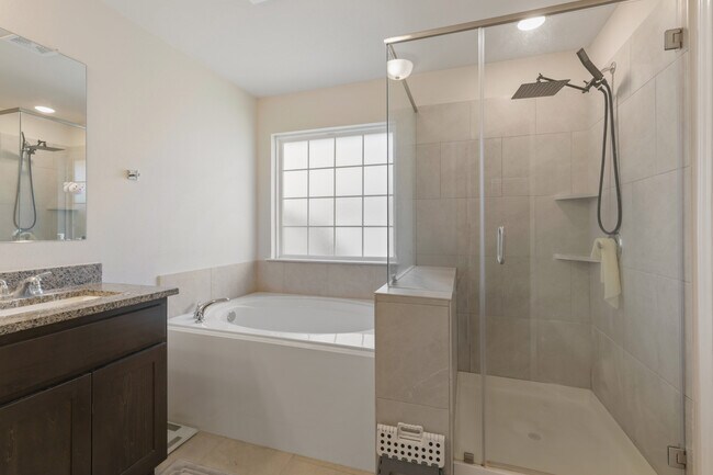 Building Photo - 1320 Kingsgate Dr