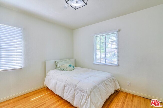 Building Photo - 4722 Ventura Canyon Ave