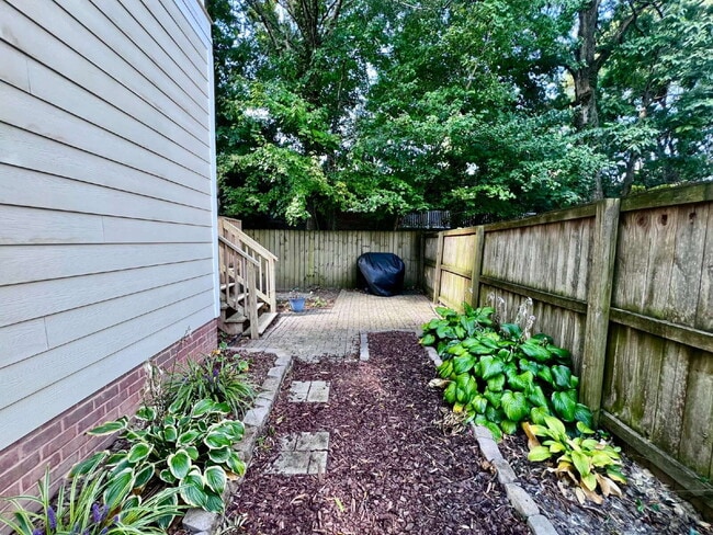 Building Photo - Charming 4 Bedroom home Near Virginia Beach Oceanfront!