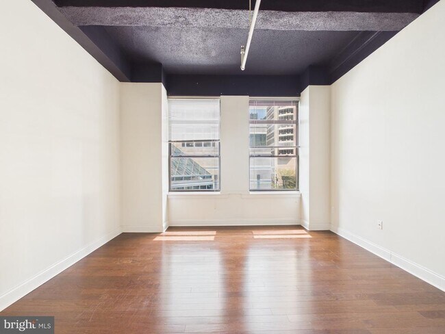 Building Photo - 1600 Chestnut St