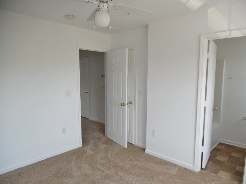 Building Photo - 118 University Village Dr