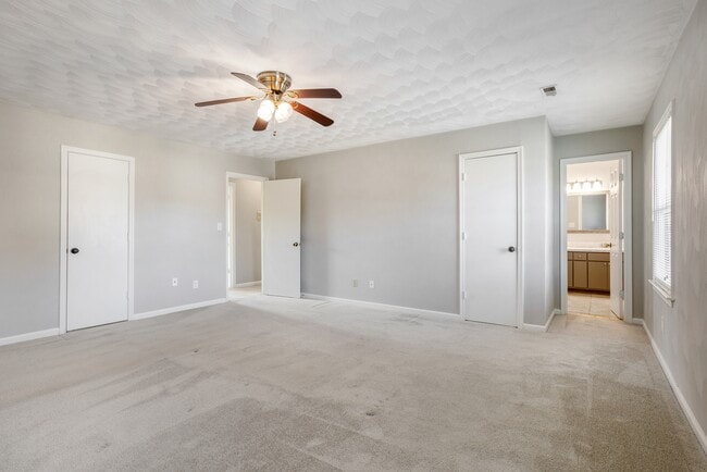 Building Photo - 226 Woodbury Forrest Dr