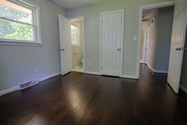 Building Photo - Fully Remodeled & Move-in Ready!