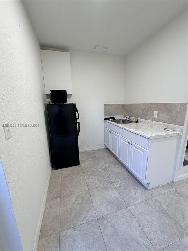 Building Photo - 9860 SW 161st Ave