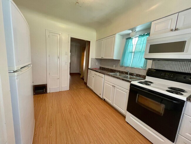 Building Photo - 4 Bedroom - PRE-LEASE FOR JUNE