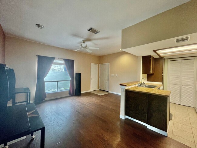 Building Photo - Centrally Located Condo - 2 Bedroom and 2 ...