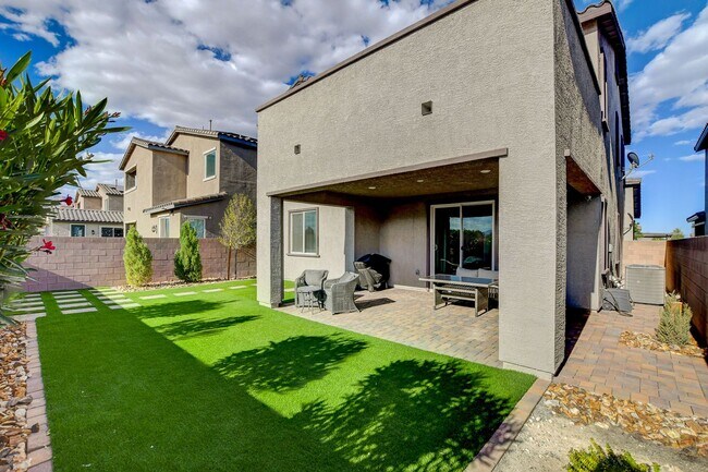 Building Photo - Modern Comfort Meets Stunning Mountain Views