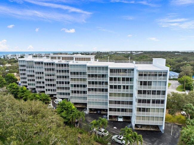 Building Photo - 935 E Causeway Blvd
