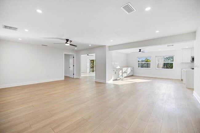 Building Photo - 470 Leger Dr