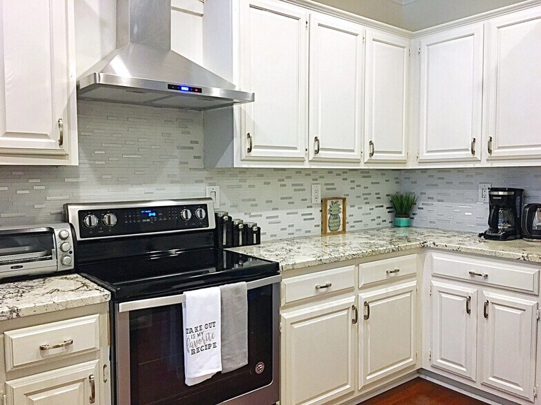 Building Photo - 2300 Evergreen Ln