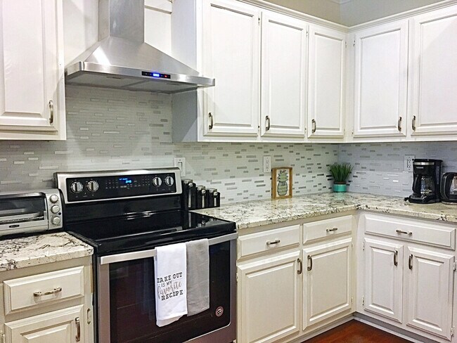 Building Photo - 2330 Evergreen Ln