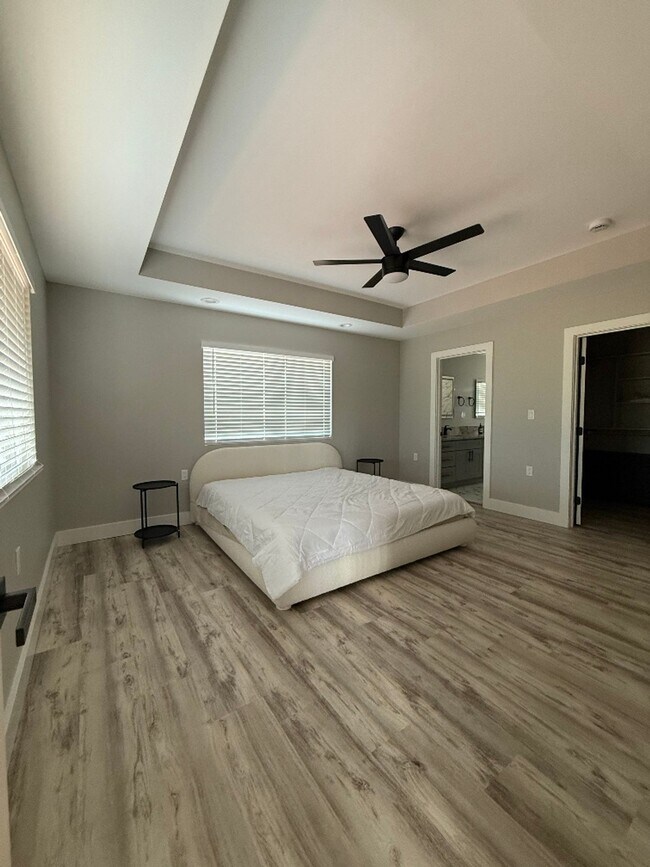 Building Photo - New modern studio with one bath